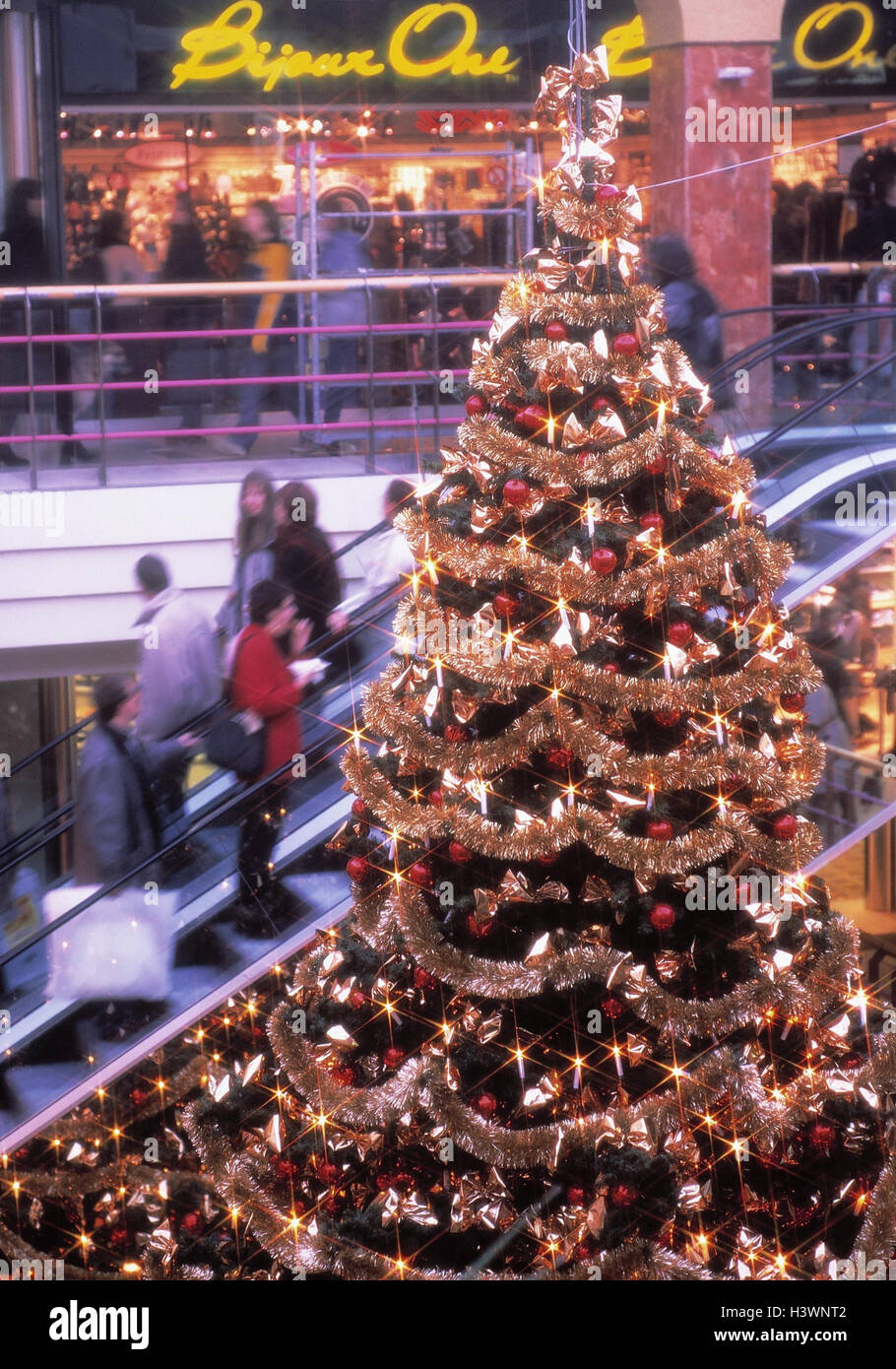 Department store, albero di Natale, scale mobili, clienti acquisti di Natale, Natale, yule tide, shopping center, per Natale, decorazione, decorazione DI NATALE, CHRISTMAS TREE, passante, persona, periodo natalizio, effettuare acquisti Foto Stock