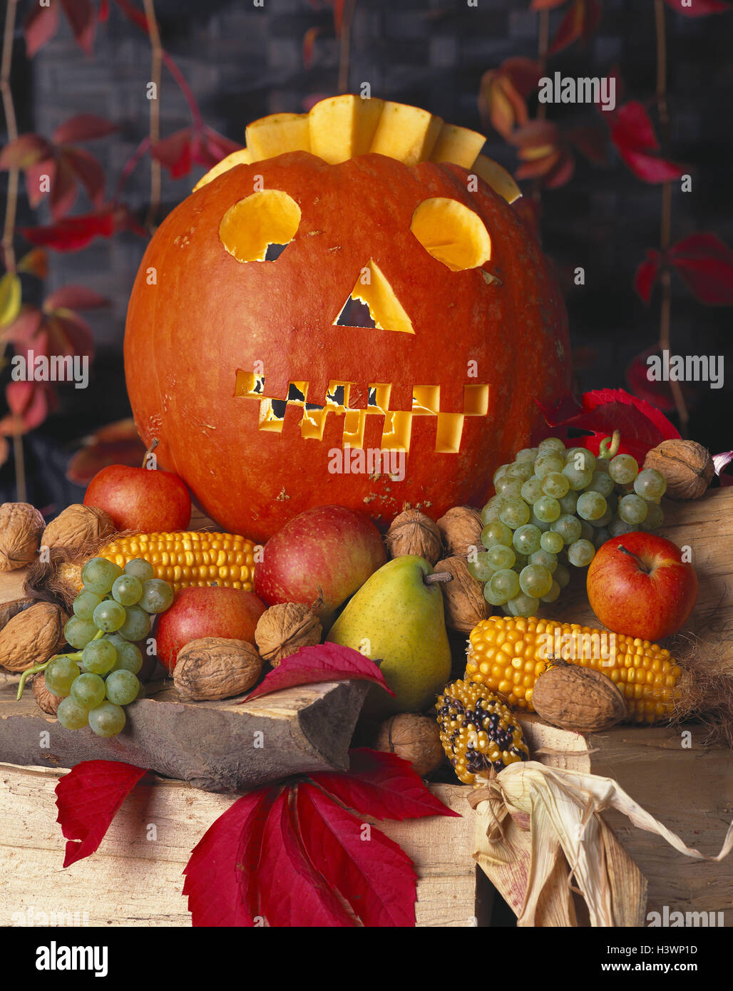 Halloween, zucca, guardare, ortofrutticoli, still life autunno, stagione, la Giornata del Ringraziamento, frutti, resa, raccolto, Cucurbita, uva e pere, mele, noci, tutoli, zucca lanterna, tradizioni, tradizione, festa, celebrazione, decorazione, fotografia del prodotto Foto Stock