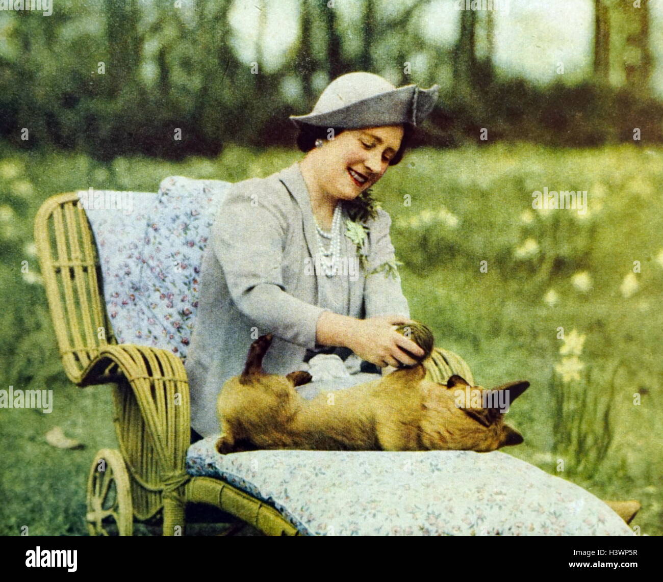 Fotografia a colori della Regina Madre (1900-2002), moglie di Re Giorgio VI e madre della Regina Elisabetta II e la principessa Margaret, contessa di Snowdon. In data xx secolo Foto Stock