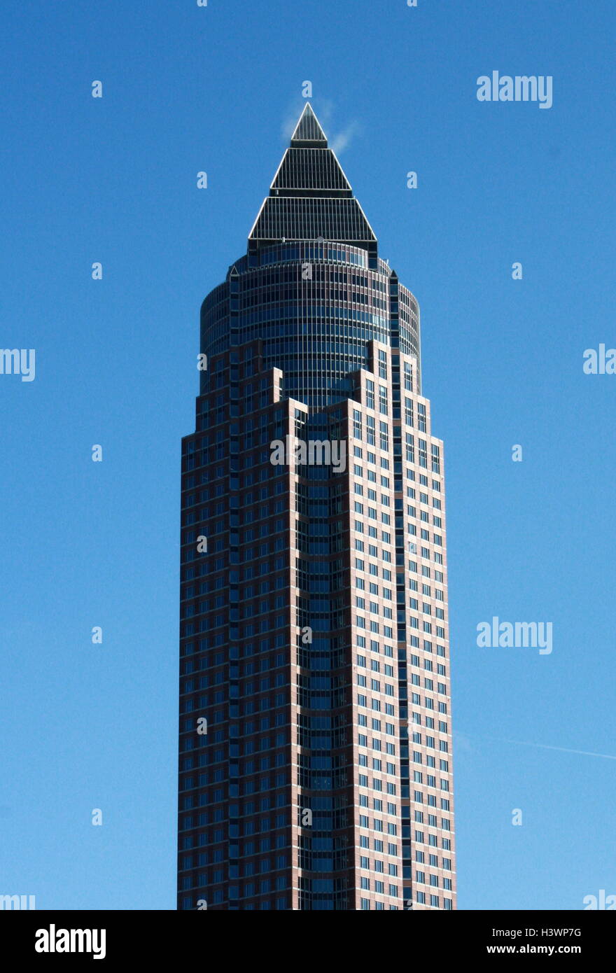 Il MesseTurm (Fiera)Torre a 63 piani, 257 m (843 ft. grattacielo, nel quartiere Westend-Süd di Francoforte in Germania. È il secondo edificio più alto di Francoforte. Essa è stata completata nel 1991. Foto Stock