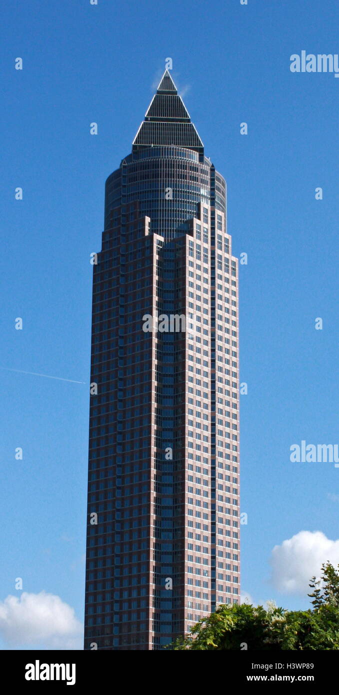 Il MesseTurm (Fiera)Torre a 63 piani, 257 m (843 ft. grattacielo, nel quartiere Westend-Süd di Francoforte in Germania. È il secondo edificio più alto di Francoforte. Essa è stata completata nel 1991. Foto Stock