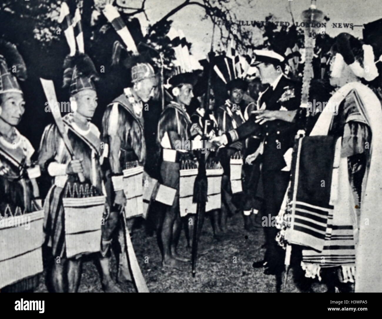 Fotografia del Louis Mountbatten, primo Earl Mountbatten di Birmania (1900-1979) riunione Assam tribesmen. In data xx secolo Foto Stock