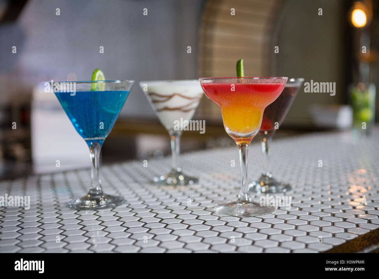 Vari cocktail bevande su un bancone bar Foto Stock