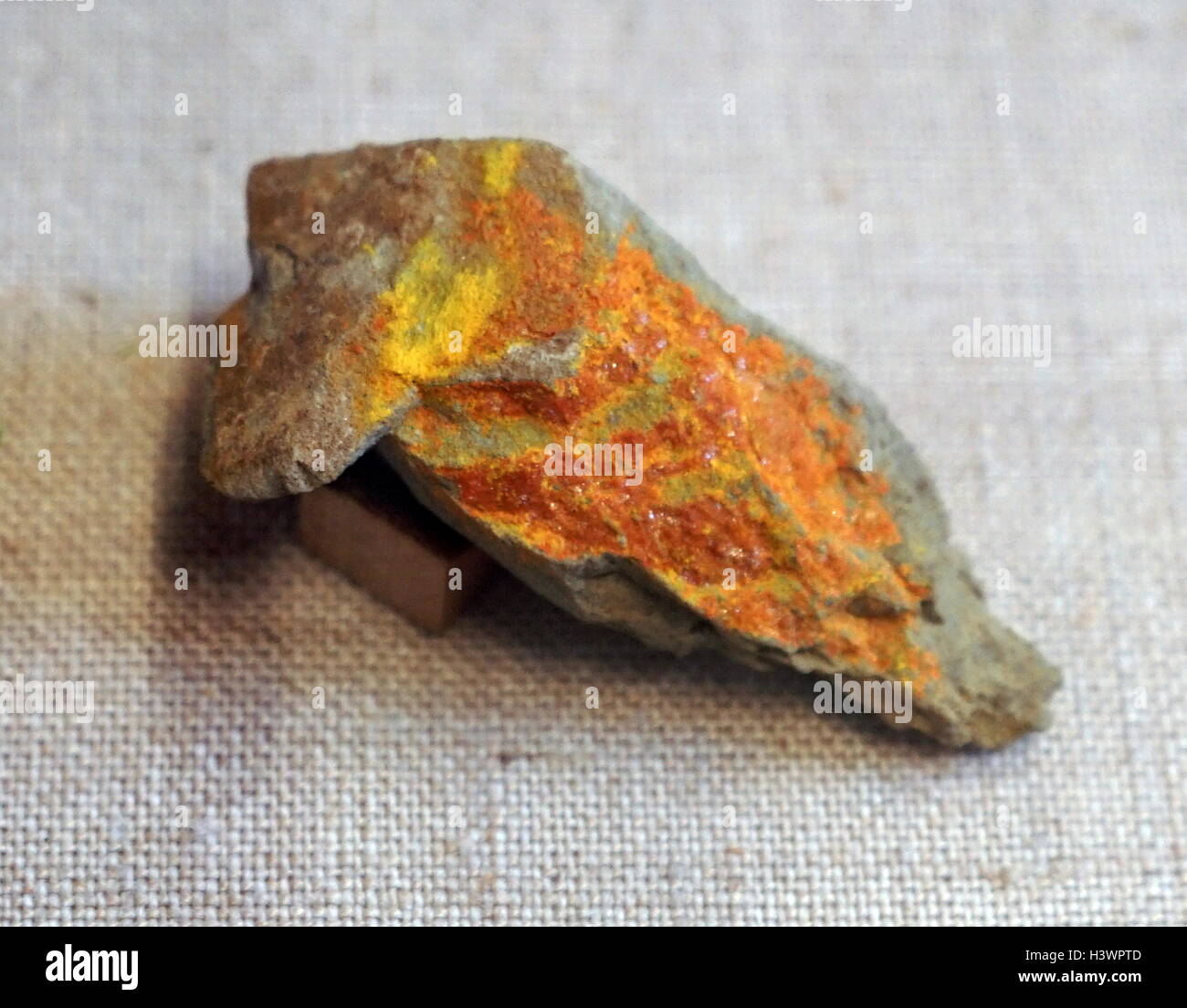 Un campione di colore arancio brillante crosta in matrice. Recante la data del XXI secolo Foto Stock