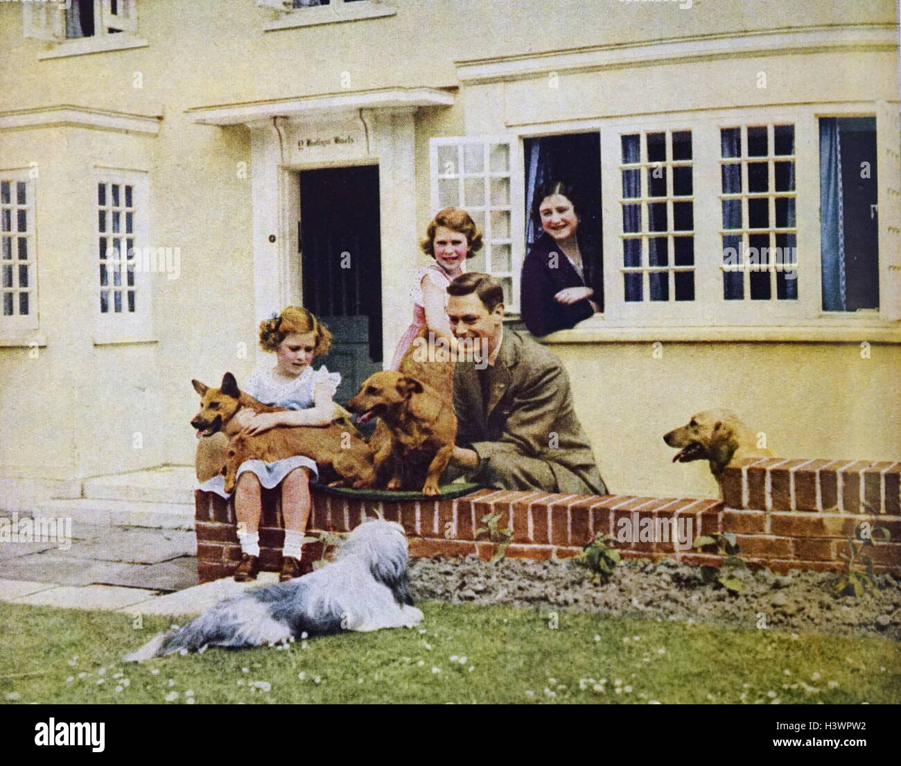 Fotografia a colori del re George VI (1895-1952), la Regina madre (1900-2002), la Regina Elisabetta II (1926 -) e la principessa Margaret (1930-2002) nei giardini del Castello di Windsor. In data xx secolo Foto Stock