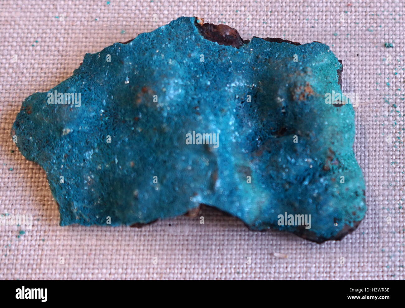 Un campione di blu cristallino sulla crosta limonite, un minerale di ferro costituito da una miscela di idrato di ferro(III)-ossido di idrossido. Recante la data del XXI secolo Foto Stock
