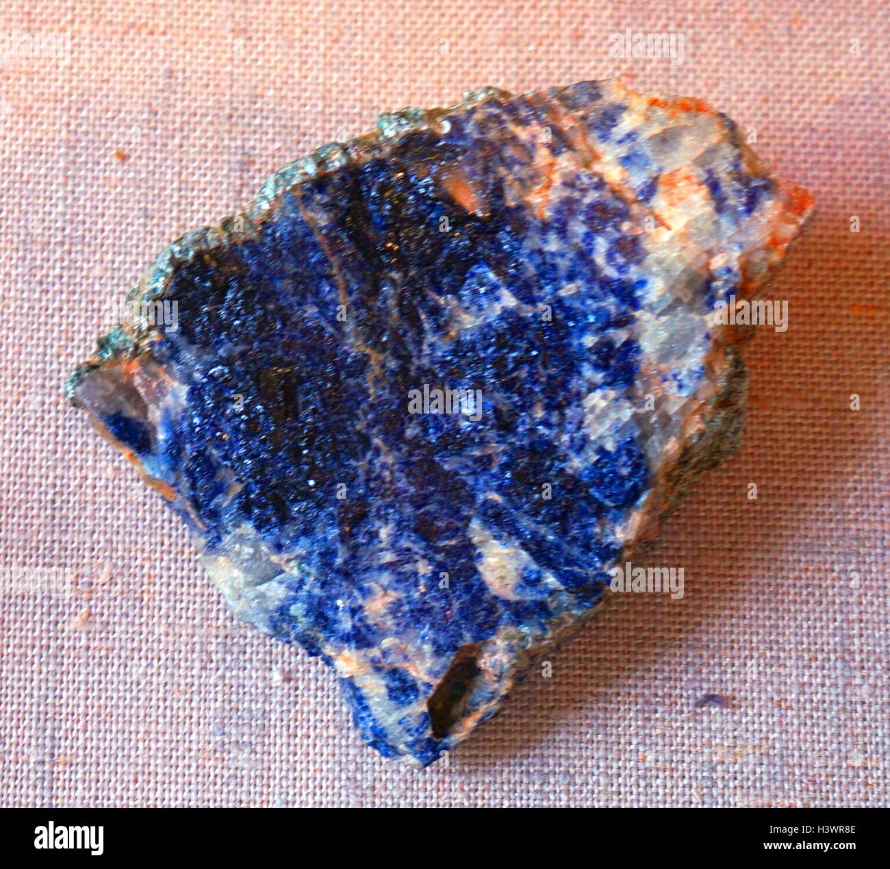 Un campione di zaffiro il più prezioso e preziosa gemma blu. Recante la data del XXI secolo Foto Stock