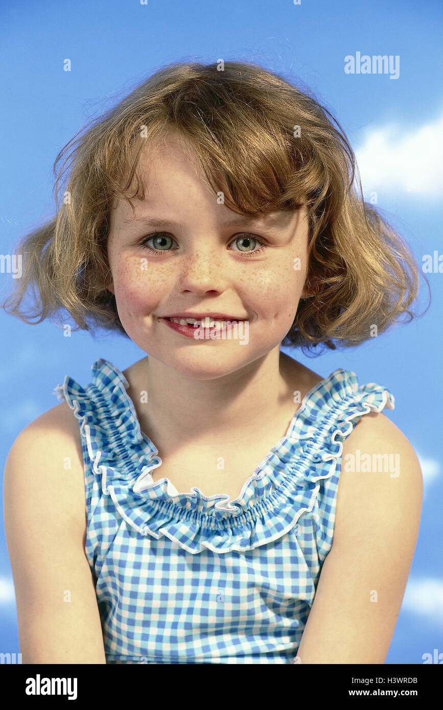 Le ragazze, felice, ritratto, molto vicino al di fuori, bambino, 7 anni, sorriso, costume da bagno, estate, estivo, contently, soddisfazione, equalizzata, equilibrio, illuminante, natura spensierata, lentiggini, studio, expression Foto Stock