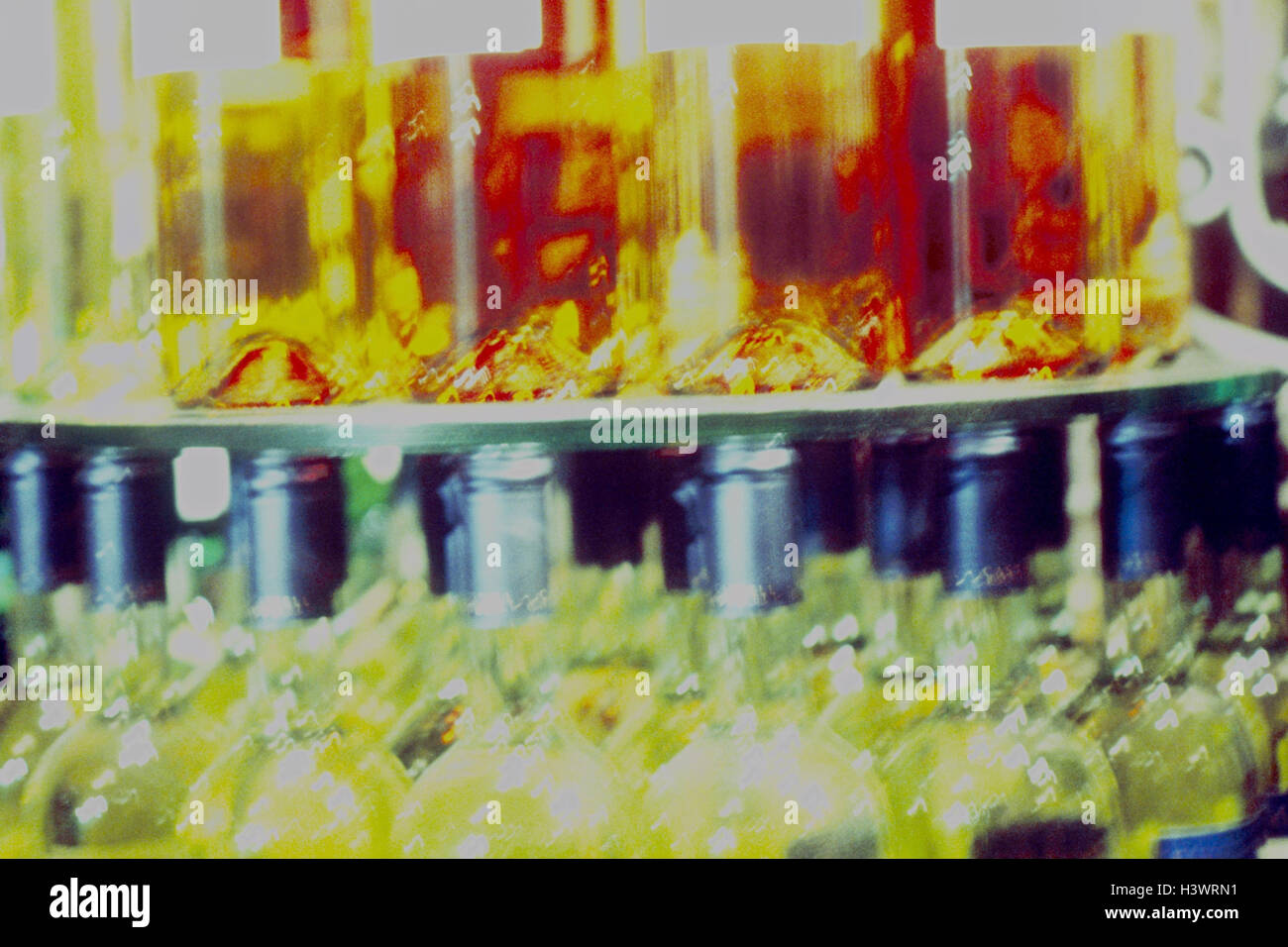 Ripiano, bottiglie di vino, dettaglio in modo diverso, ancora la vita, le vendite del vino, vino, vini imbottigliati, vini, vino bianco, vino bianco bottiglie, flaconi, le sfocature Foto Stock