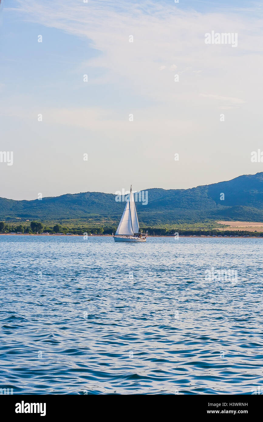 Imbarcazione a vela in mare Foto Stock