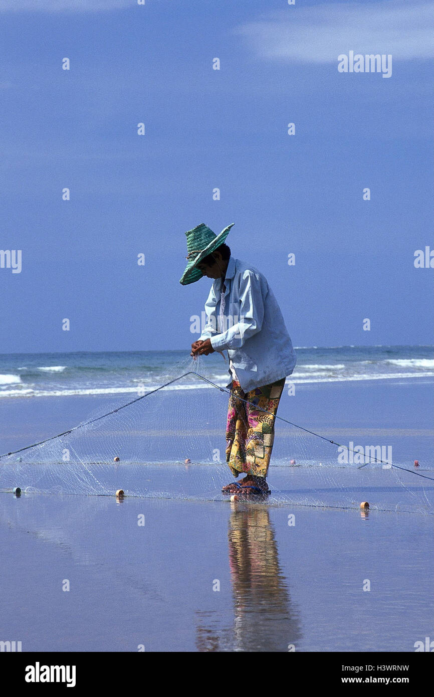 Thailandia, Khao Lak, Andamansee, Fischer, rete, allegare, nessun modello di rilascio Kao Lak, Khaolak, Kaolak, fuori acqua, shallowly, shore, spiaggia, uomo, rete da pesca, pesce, lavorare, lavorare, lago, mare, sabbia, spiaggia sabbiosa Foto Stock