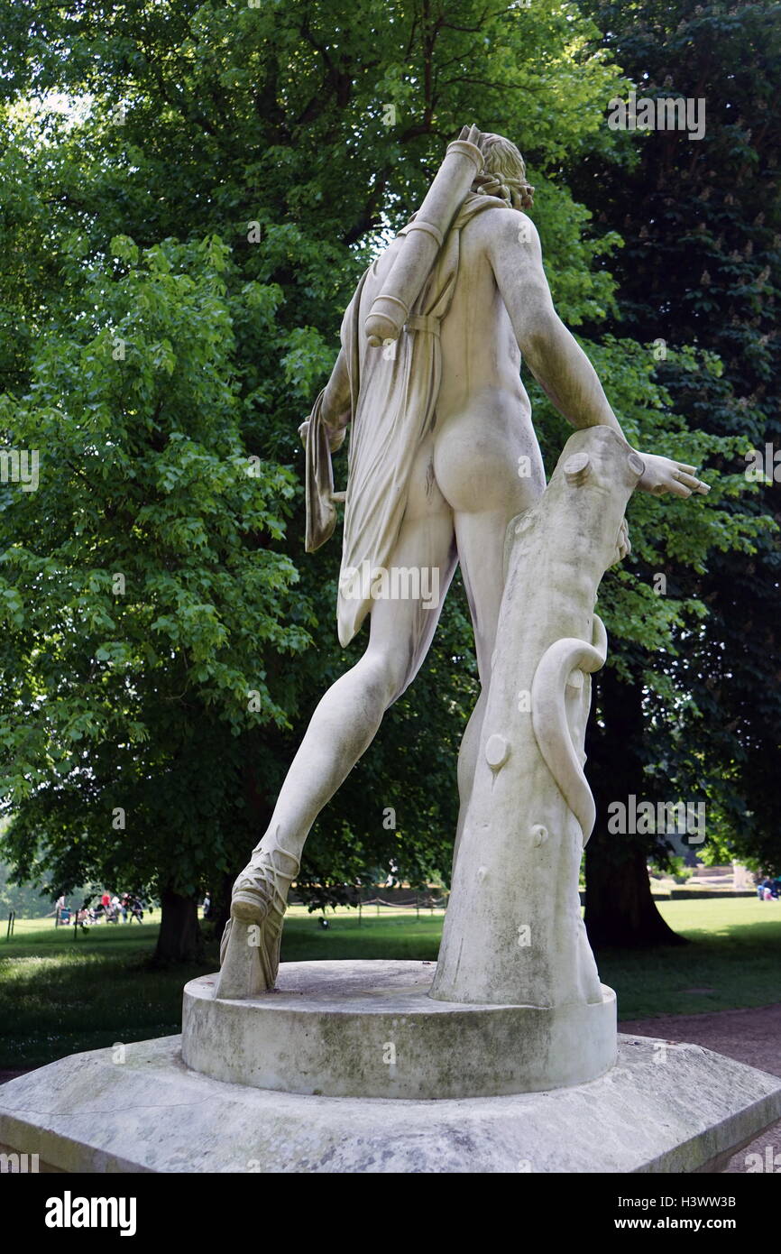 Vista di stile romano statua nei giardini di Waddesdon Manor, una casa di campagna nel villaggio di Waddesdon. Costruito in stile neo-rinascimentale di un castello francese per la famiglia Rothschild. Recante la data del XXI secolo Foto Stock