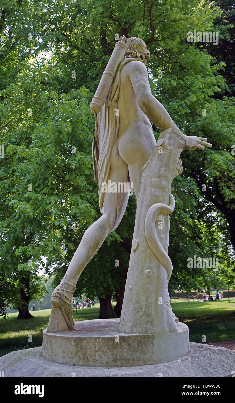 Vista di stile romano statua nei giardini di Waddesdon Manor, una casa di campagna nel villaggio di Waddesdon. Costruito in stile neo-rinascimentale di un castello francese per la famiglia Rothschild. Recante la data del XXI secolo Foto Stock