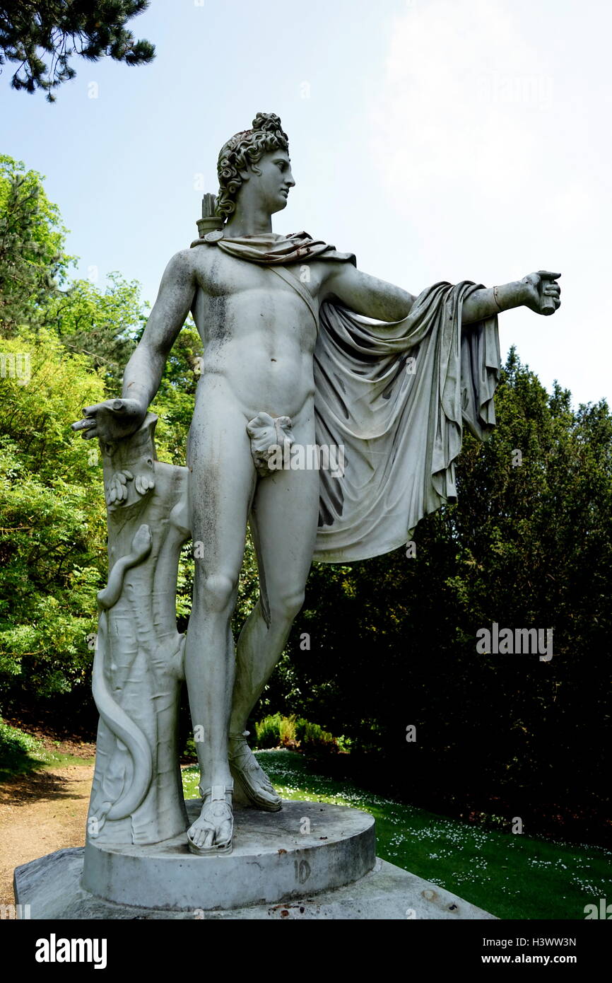 Vista di stile romano statua nei giardini di Waddesdon Manor, una casa di campagna nel villaggio di Waddesdon. Costruito in stile neo-rinascimentale di un castello francese per la famiglia Rothschild. Recante la data del XXI secolo Foto Stock