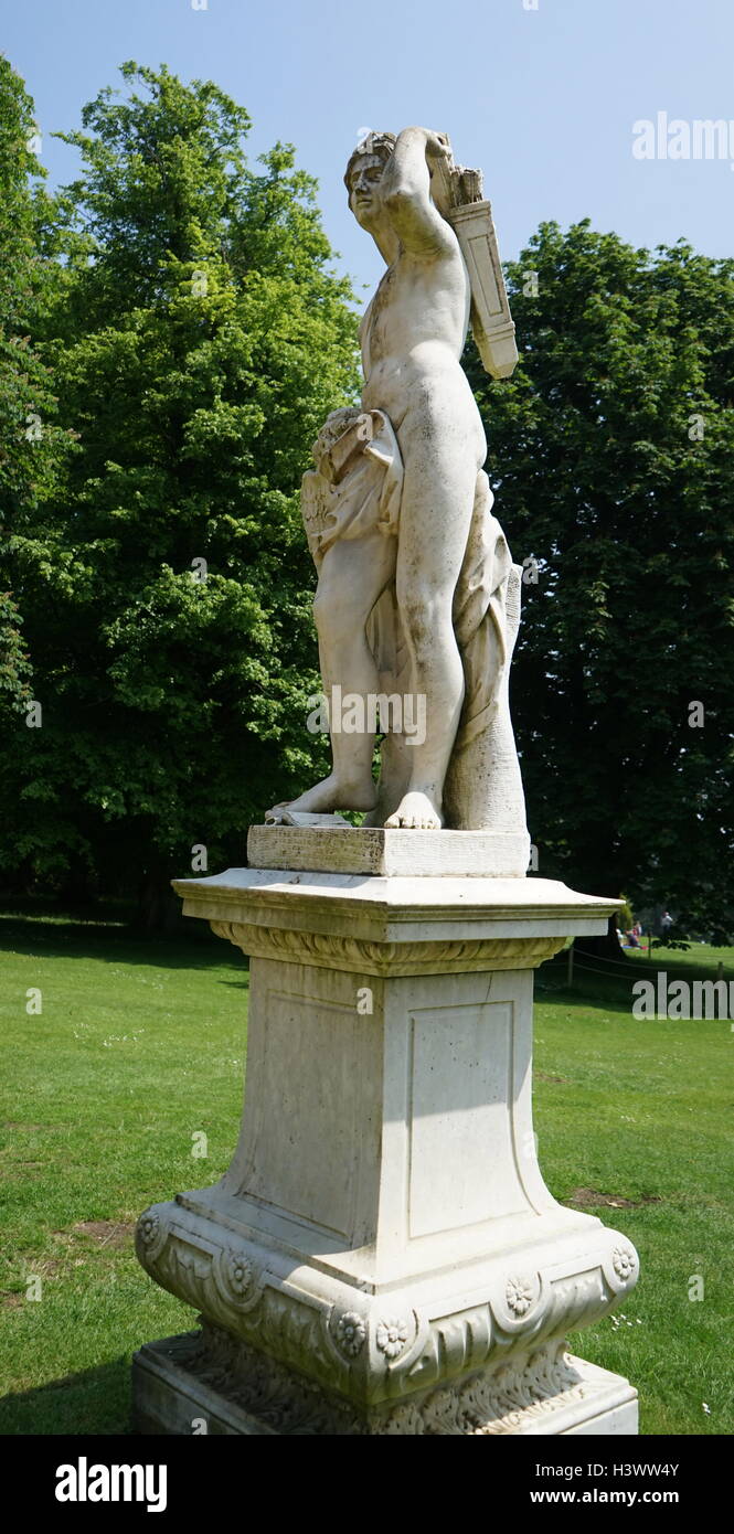 Vista di stile romano statua nei giardini di Waddesdon Manor, una casa di campagna nel villaggio di Waddesdon. Costruito in stile neo-rinascimentale di un castello francese per la famiglia Rothschild. Recante la data del XXI secolo Foto Stock
