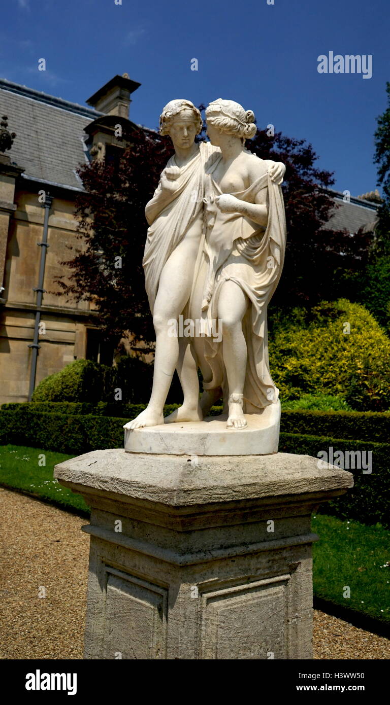 Vista di stile romano statua nei giardini di Waddesdon Manor, una casa di campagna nel villaggio di Waddesdon. Costruito in stile neo-rinascimentale di un castello francese per la famiglia Rothschild. Recante la data del XXI secolo Foto Stock