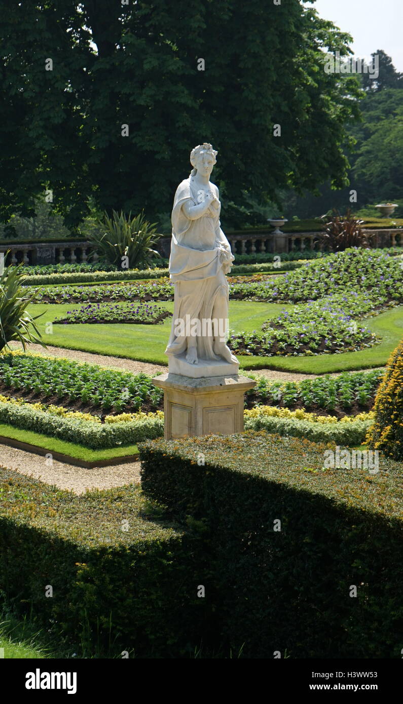 Vista di stile romano statua nei giardini di Waddesdon Manor, una casa di campagna nel villaggio di Waddesdon. Costruito in stile neo-rinascimentale di un castello francese per la famiglia Rothschild. Recante la data del XXI secolo Foto Stock