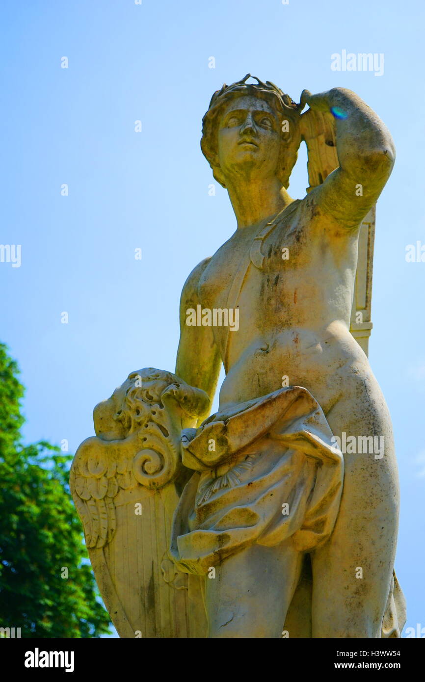 Vista di stile romano statua nei giardini di Waddesdon Manor, una casa di campagna nel villaggio di Waddesdon. Costruito in stile neo-rinascimentale di un castello francese per la famiglia Rothschild. Recante la data del XXI secolo Foto Stock