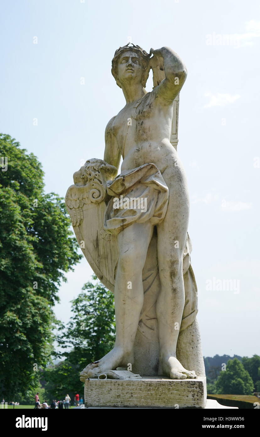 Vista di stile romano statua nei giardini di Waddesdon Manor, una casa di campagna nel villaggio di Waddesdon. Costruito in stile neo-rinascimentale di un castello francese per la famiglia Rothschild. Recante la data del XXI secolo Foto Stock