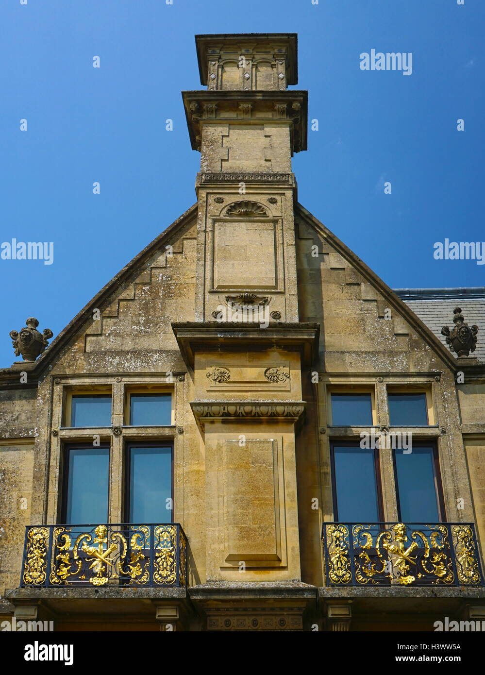 Esterno della Waddesdon Manor, una casa di campagna nel villaggio di Waddesdon. Costruito in stile neo-rinascimentale di un castello francese per la famiglia Rothschild. Recante la data del XXI secolo Foto Stock