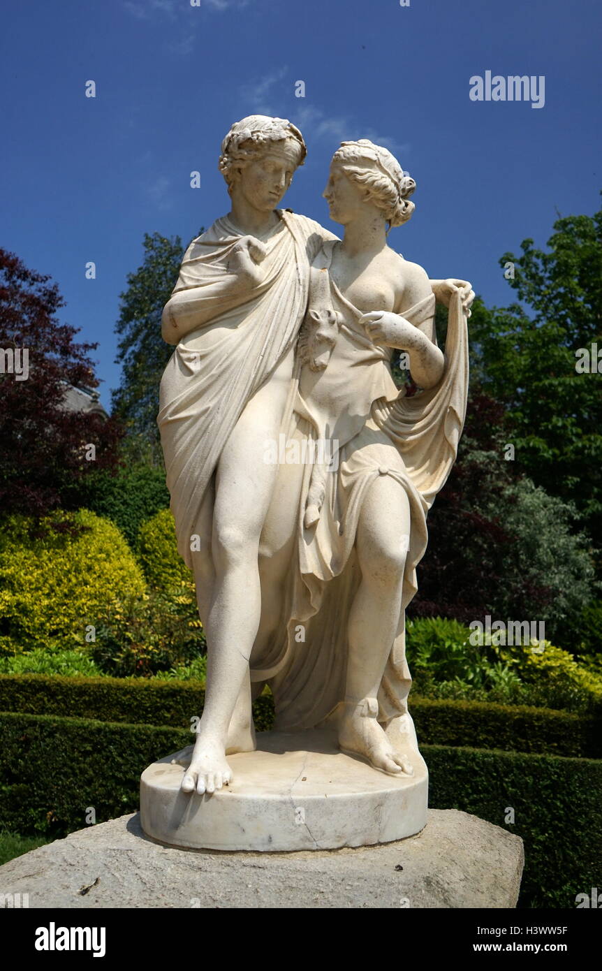 Vista di stile romano statua nei giardini di Waddesdon Manor, una casa di campagna nel villaggio di Waddesdon. Costruito in stile neo-rinascimentale di un castello francese per la famiglia Rothschild. Recante la data del XXI secolo Foto Stock