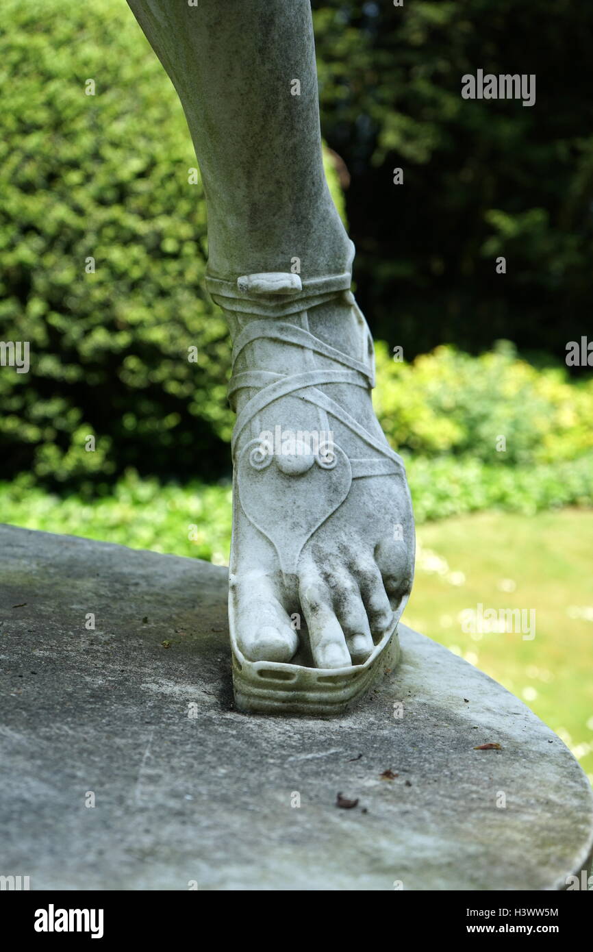 Vista di stile romano statua nei giardini di Waddesdon Manor, una casa di campagna nel villaggio di Waddesdon. Costruito in stile neo-rinascimentale di un castello francese per la famiglia Rothschild. Recante la data del XXI secolo Foto Stock