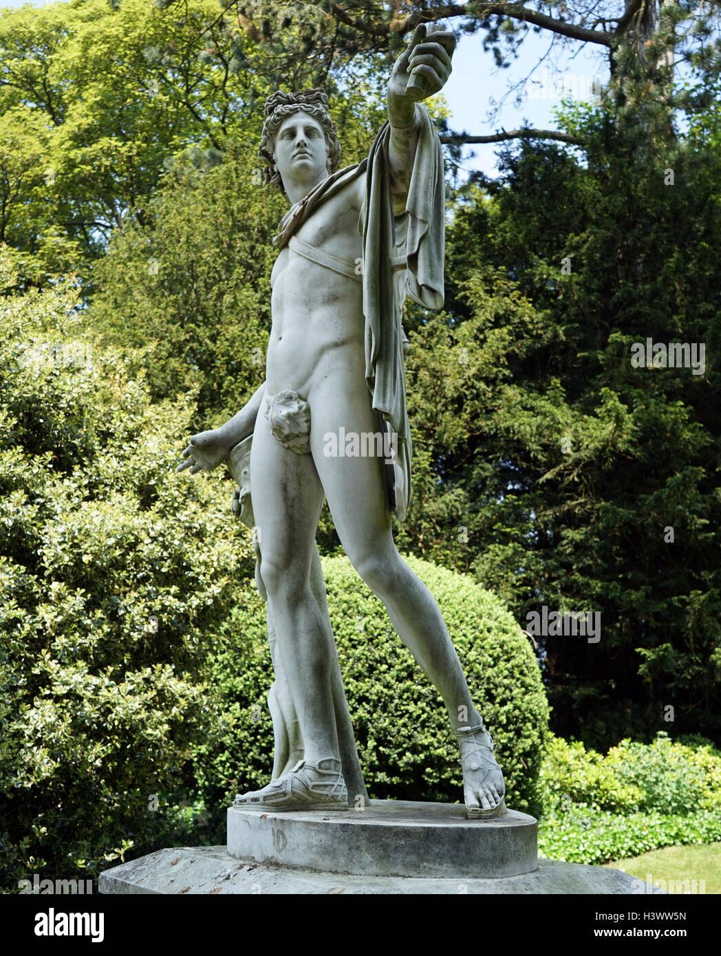 Vista di stile romano statua nei giardini di Waddesdon Manor, una casa di campagna nel villaggio di Waddesdon. Costruito in stile neo-rinascimentale di un castello francese per la famiglia Rothschild. Recante la data del XXI secolo Foto Stock