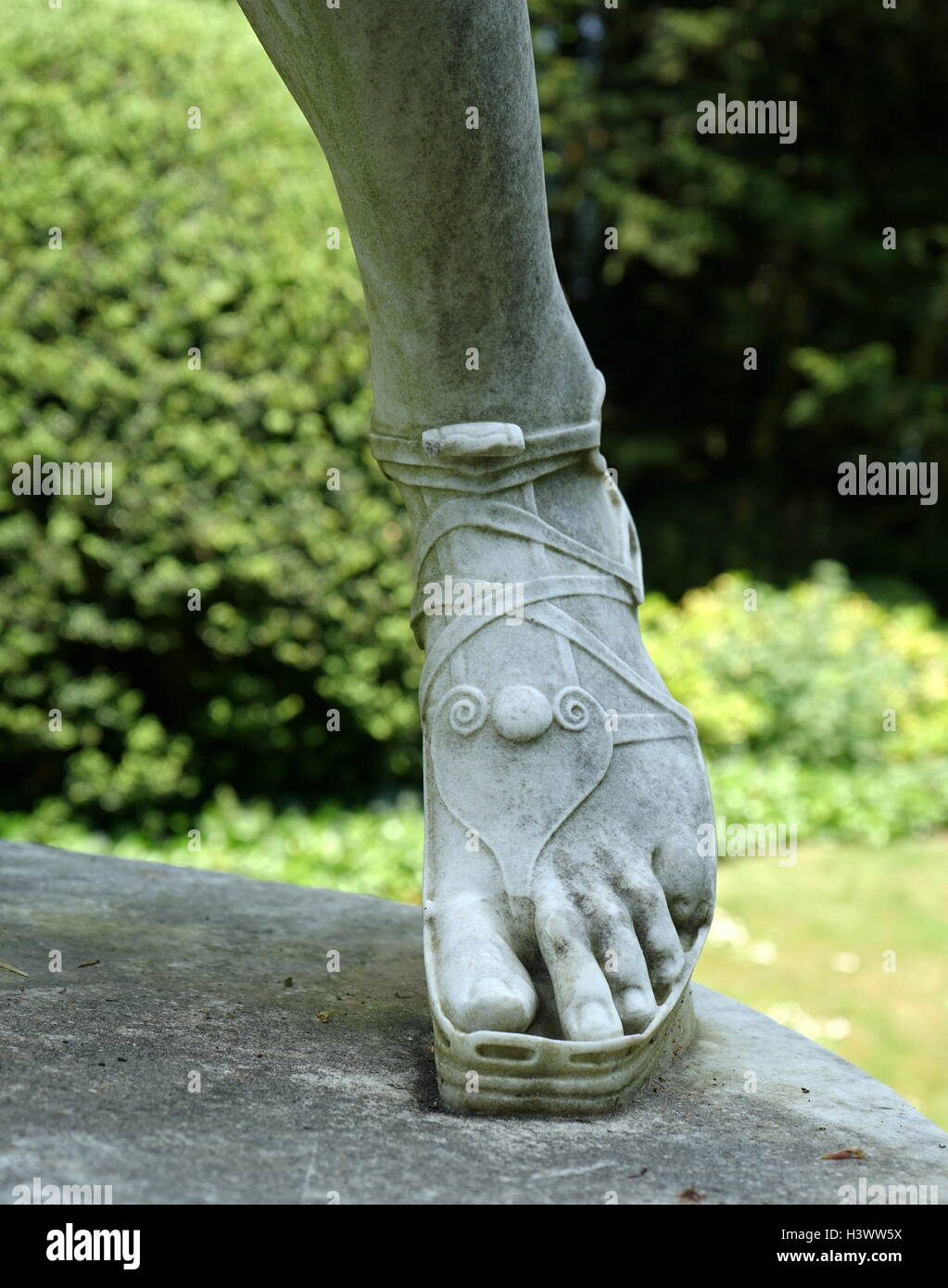 Vista di stile romano statua nei giardini di Waddesdon Manor, una casa di campagna nel villaggio di Waddesdon. Costruito in stile neo-rinascimentale di un castello francese per la famiglia Rothschild. Recante la data del XXI secolo Foto Stock