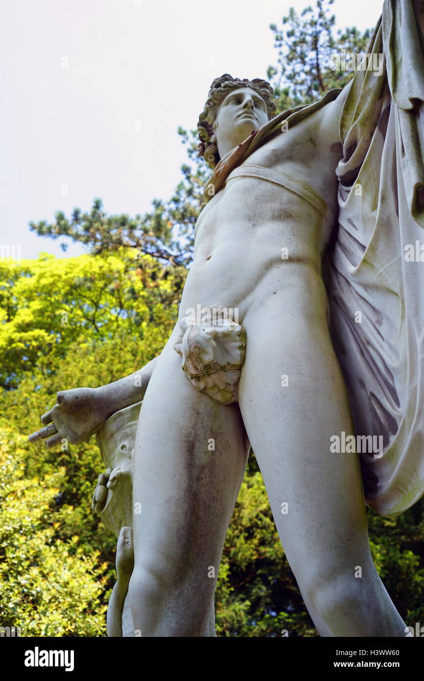 Vista di stile romano statua nei giardini di Waddesdon Manor, una casa di campagna nel villaggio di Waddesdon. Costruito in stile neo-rinascimentale di un castello francese per la famiglia Rothschild. Recante la data del XXI secolo Foto Stock