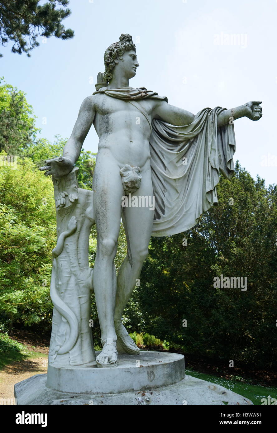 Vista di stile romano statua nei giardini di Waddesdon Manor, una casa di campagna nel villaggio di Waddesdon. Costruito in stile neo-rinascimentale di un castello francese per la famiglia Rothschild. Recante la data del XXI secolo Foto Stock