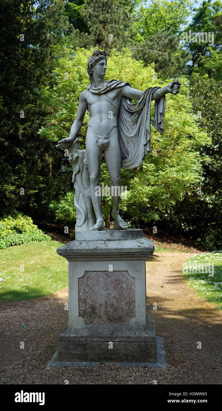 Vista di stile romano statua nei giardini di Waddesdon Manor, una casa di campagna nel villaggio di Waddesdon. Costruito in stile neo-rinascimentale di un castello francese per la famiglia Rothschild. Recante la data del XXI secolo Foto Stock