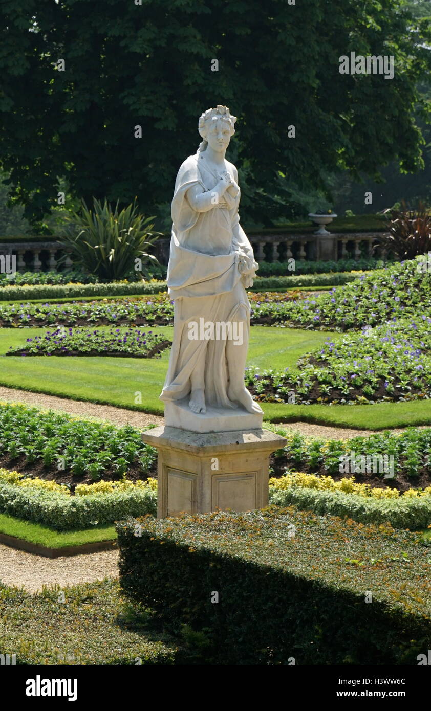 Vista di stile romano statua nei giardini di Waddesdon Manor, una casa di campagna nel villaggio di Waddesdon. Costruito in stile neo-rinascimentale di un castello francese per la famiglia Rothschild. Recante la data del XXI secolo Foto Stock