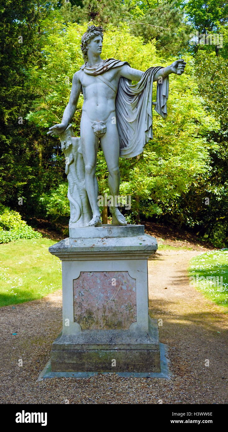 Vista di stile romano statua nei giardini di Waddesdon Manor, una casa di campagna nel villaggio di Waddesdon. Costruito in stile neo-rinascimentale di un castello francese per la famiglia Rothschild. Recante la data del XXI secolo Foto Stock