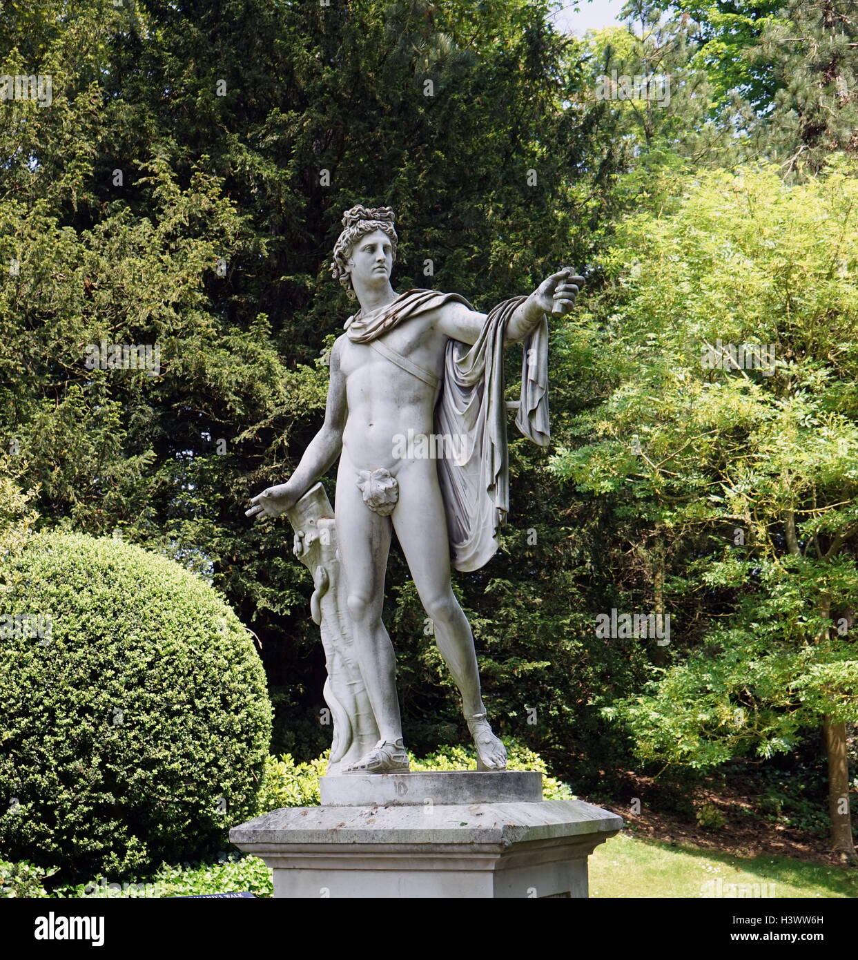 Vista di stile romano statua nei giardini di Waddesdon Manor, una casa di campagna nel villaggio di Waddesdon. Costruito in stile neo-rinascimentale di un castello francese per la famiglia Rothschild. Recante la data del XXI secolo Foto Stock