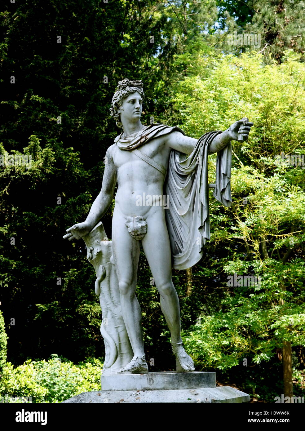 Vista di stile romano statua nei giardini di Waddesdon Manor, una casa di campagna nel villaggio di Waddesdon. Costruito in stile neo-rinascimentale di un castello francese per la famiglia Rothschild. Recante la data del XXI secolo Foto Stock