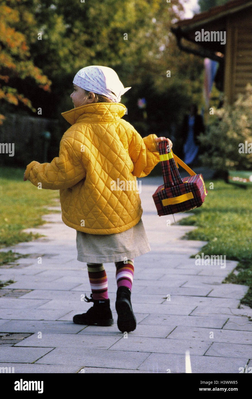 Parco, modo, ragazza, zaino, felice, autunno park, bambino, velo, custodia, kindergarten pouch, fuso, divertente, diverte, ironicamente, tutto il corpo Foto Stock