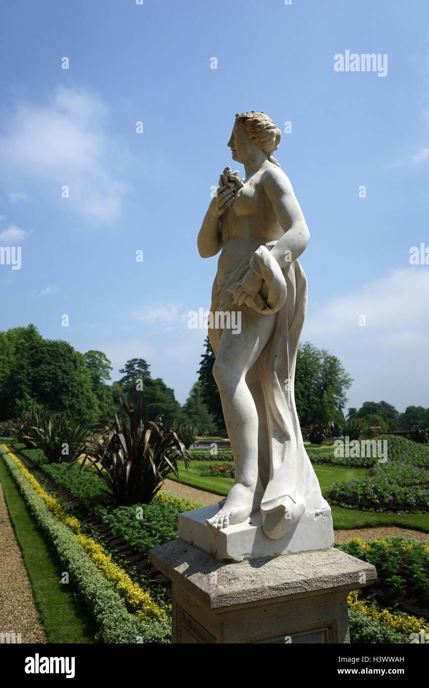 Vista di stile romano statua nei giardini di Waddesdon Manor, una casa di campagna nel villaggio di Waddesdon. Costruito in stile neo-rinascimentale di un castello francese per la famiglia Rothschild. Recante la data del XXI secolo Foto Stock
