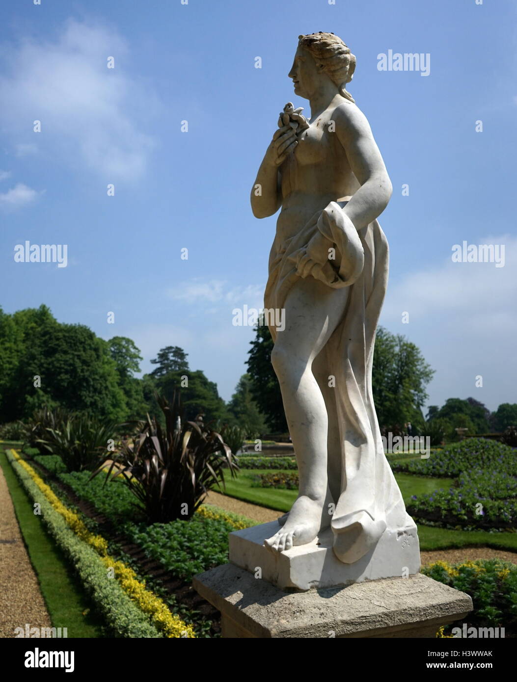 Vista di stile romano statua nei giardini di Waddesdon Manor, una casa di campagna nel villaggio di Waddesdon. Costruito in stile neo-rinascimentale di un castello francese per la famiglia Rothschild. Recante la data del XXI secolo Foto Stock