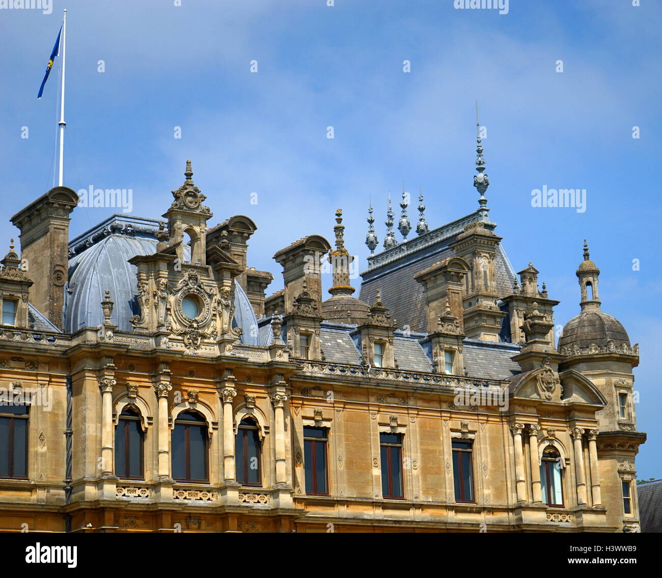 Esterno della Waddesdon Manor, una casa di campagna nel villaggio di Waddesdon. Costruito in stile neo-rinascimentale di un castello francese per la famiglia Rothschild. Recante la data del XXI secolo Foto Stock