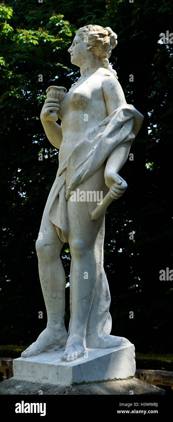 Vista di stile romano statua nei giardini di Waddesdon Manor, una casa di campagna nel villaggio di Waddesdon. Costruito in stile neo-rinascimentale di un castello francese per la famiglia Rothschild. Recante la data del XXI secolo Foto Stock