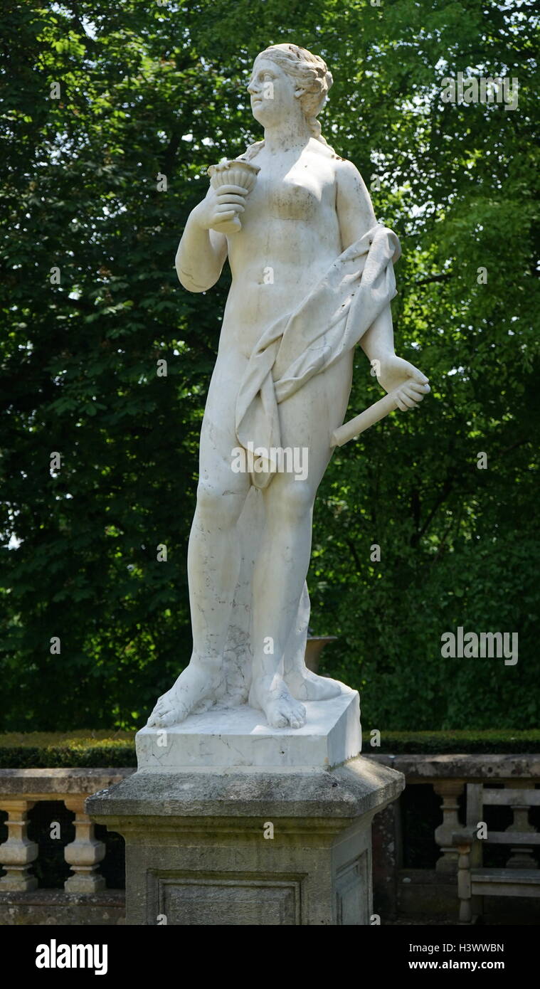Vista di stile romano statua nei giardini di Waddesdon Manor, una casa di campagna nel villaggio di Waddesdon. Costruito in stile neo-rinascimentale di un castello francese per la famiglia Rothschild. Recante la data del XXI secolo Foto Stock