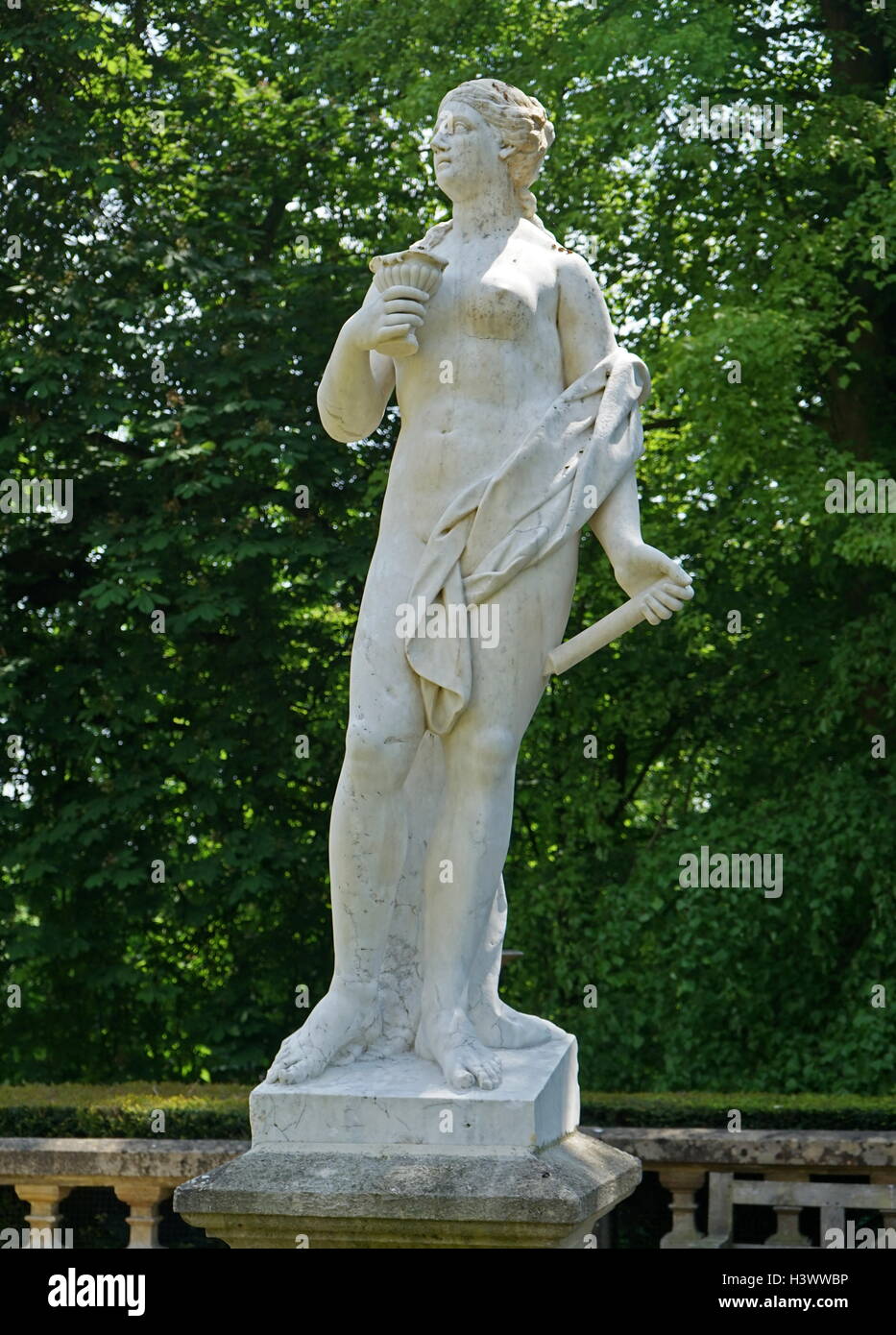 Vista di stile romano statua nei giardini di Waddesdon Manor, una casa di campagna nel villaggio di Waddesdon. Costruito in stile neo-rinascimentale di un castello francese per la famiglia Rothschild. Recante la data del XXI secolo Foto Stock