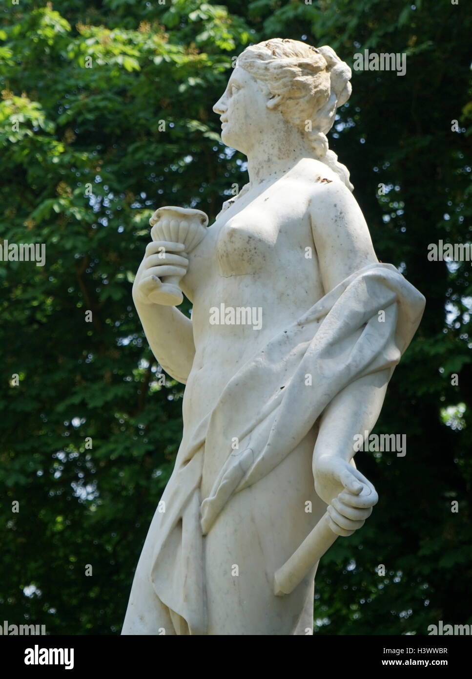 Vista di stile romano statua nei giardini di Waddesdon Manor, una casa di campagna nel villaggio di Waddesdon. Costruito in stile neo-rinascimentale di un castello francese per la famiglia Rothschild. Recante la data del XXI secolo Foto Stock