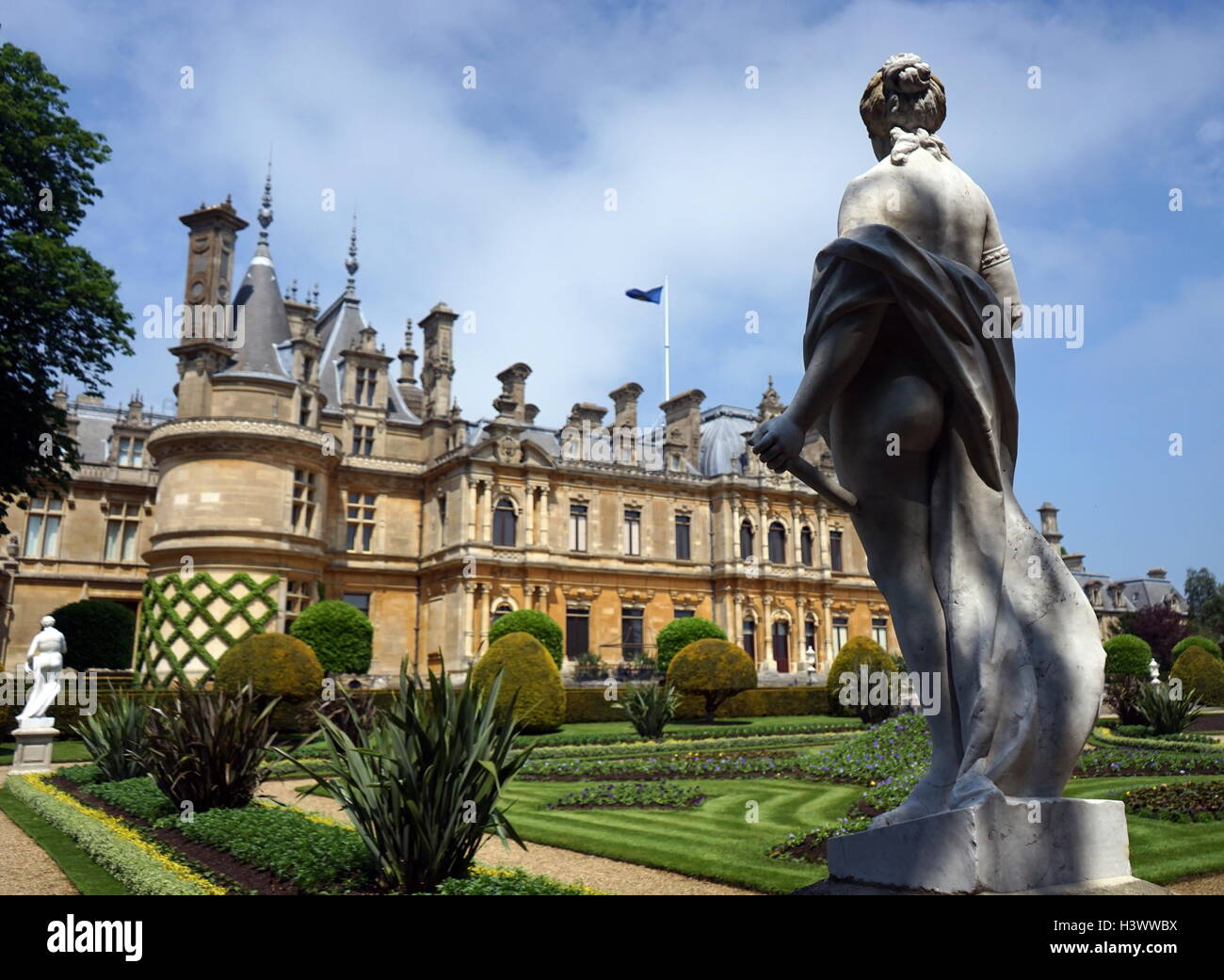 Vista di stile romano statua nei giardini di Waddesdon Manor, una casa di campagna nel villaggio di Waddesdon. Costruito in stile neo-rinascimentale di un castello francese per la famiglia Rothschild. Recante la data del XXI secolo Foto Stock