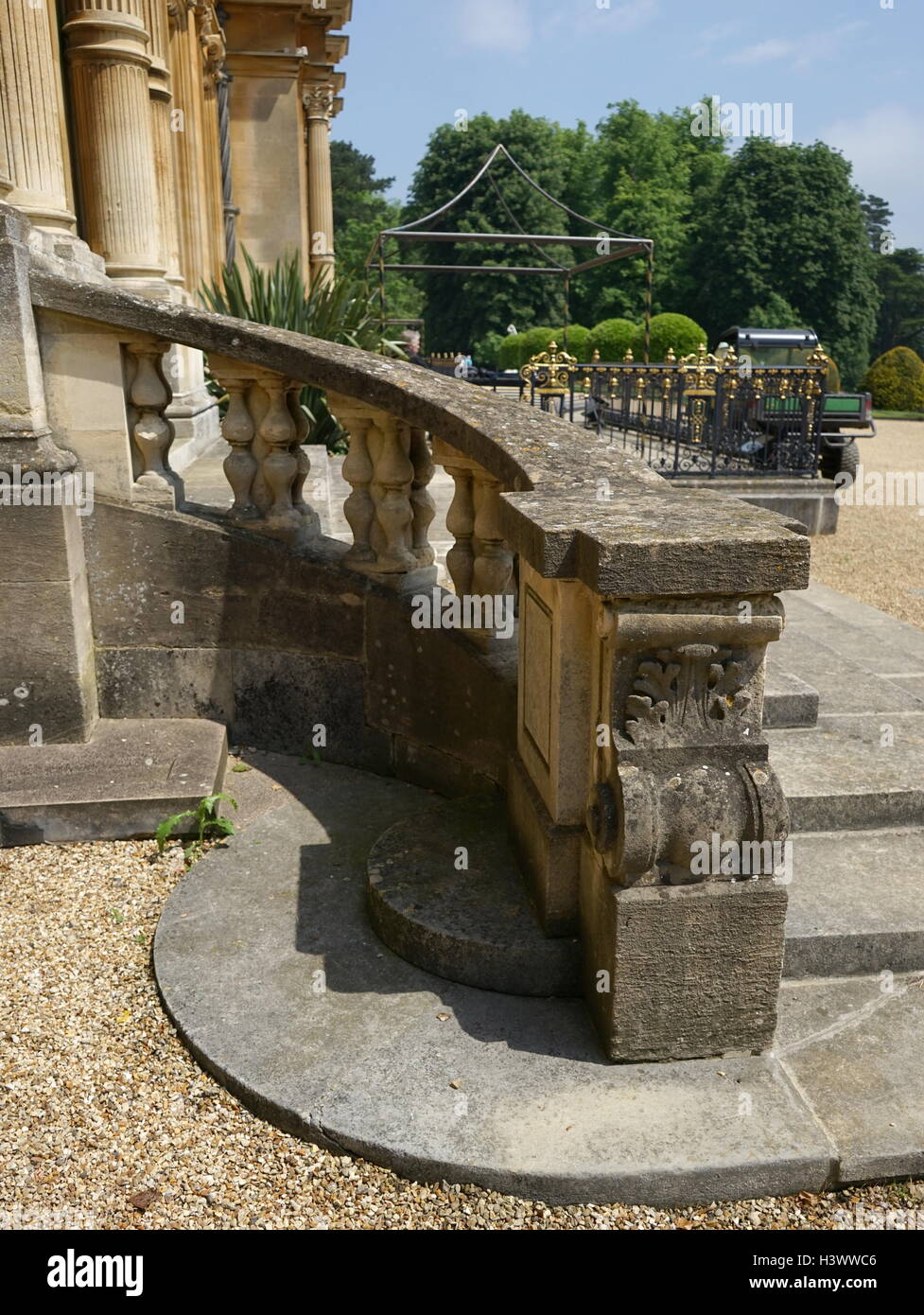 Esterno della Waddesdon Manor, una casa di campagna nel villaggio di Waddesdon. Costruito in stile neo-rinascimentale di un castello francese per la famiglia Rothschild. Recante la data del XXI secolo Foto Stock