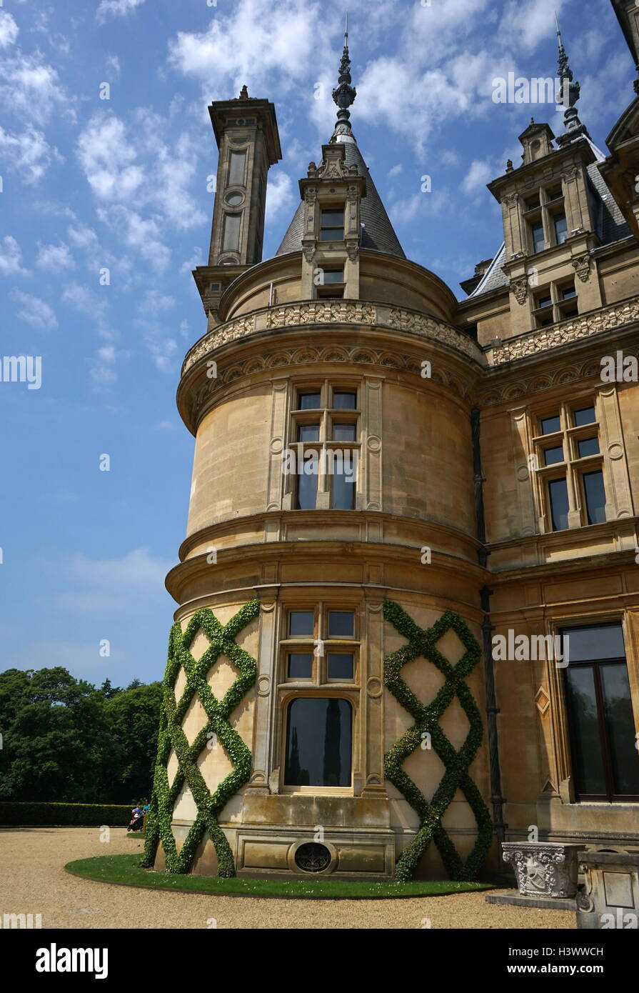 Esterno della Waddesdon Manor, una casa di campagna nel villaggio di Waddesdon. Costruito in stile neo-rinascimentale di un castello francese per la famiglia Rothschild. Recante la data del XXI secolo Foto Stock