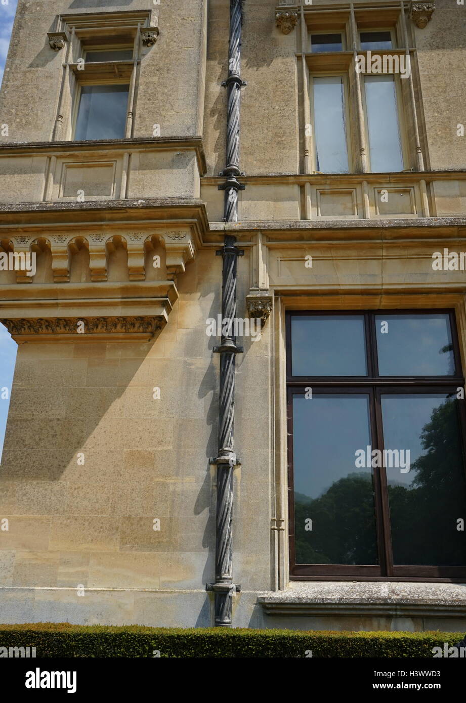 Esterno della Waddesdon Manor, una casa di campagna nel villaggio di Waddesdon. Costruito in stile neo-rinascimentale di un castello francese per la famiglia Rothschild. Recante la data del XXI secolo Foto Stock