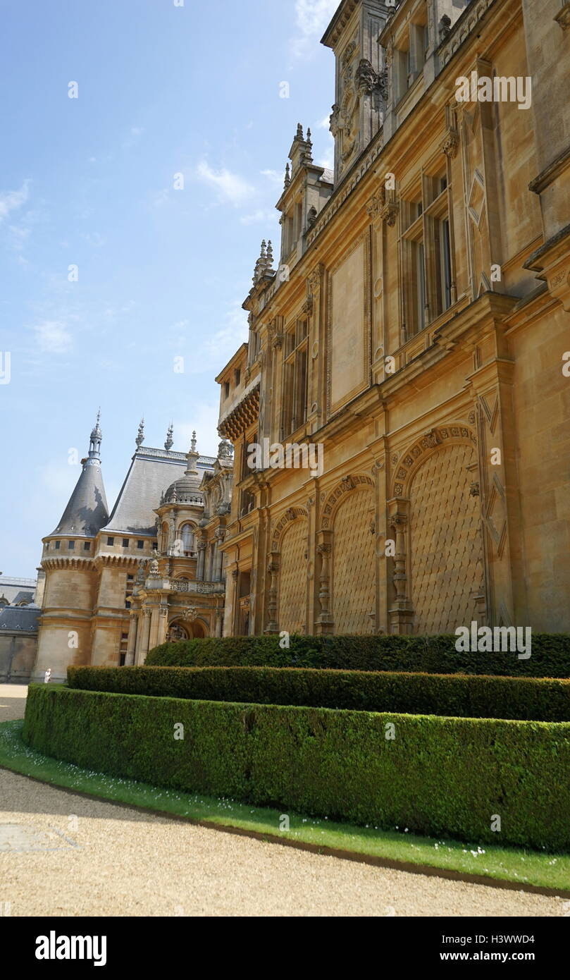 Esterno della Waddesdon Manor, una casa di campagna nel villaggio di Waddesdon. Costruito in stile neo-rinascimentale di un castello francese per la famiglia Rothschild. Recante la data del XXI secolo Foto Stock