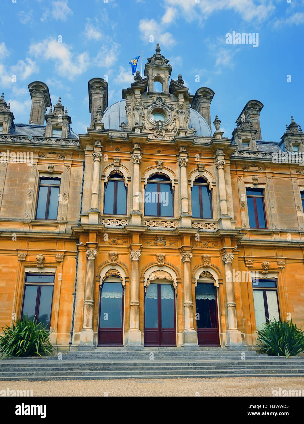 Esterno della Waddesdon Manor, una casa di campagna nel villaggio di Waddesdon. Costruito in stile neo-rinascimentale di un castello francese per la famiglia Rothschild. Recante la data del XXI secolo Foto Stock