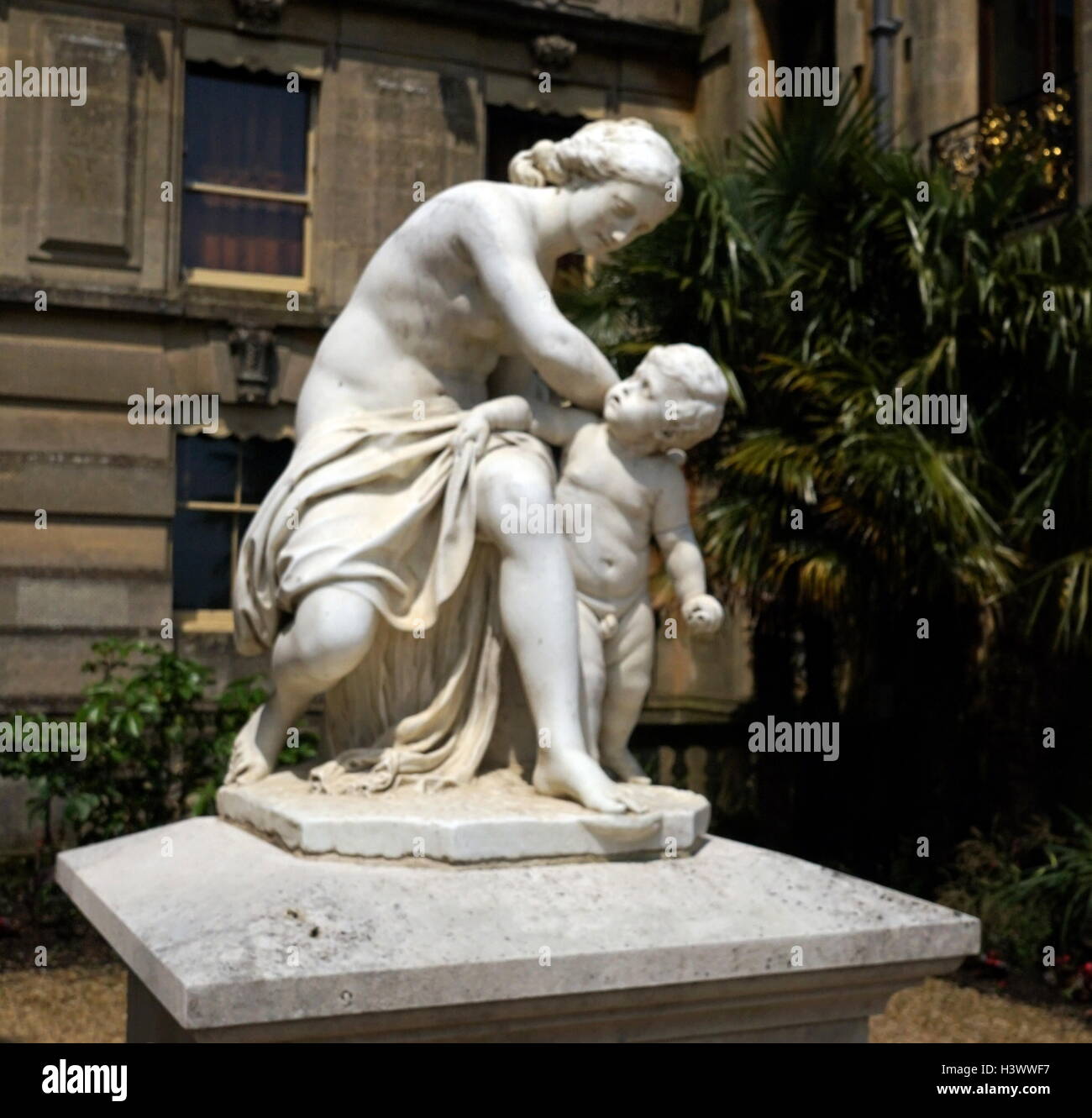 Vista di stile romano statua nei giardini di Waddesdon Manor, una casa di campagna nel villaggio di Waddesdon. Costruito in stile neo-rinascimentale di un castello francese per la famiglia Rothschild. Recante la data del XXI secolo Foto Stock